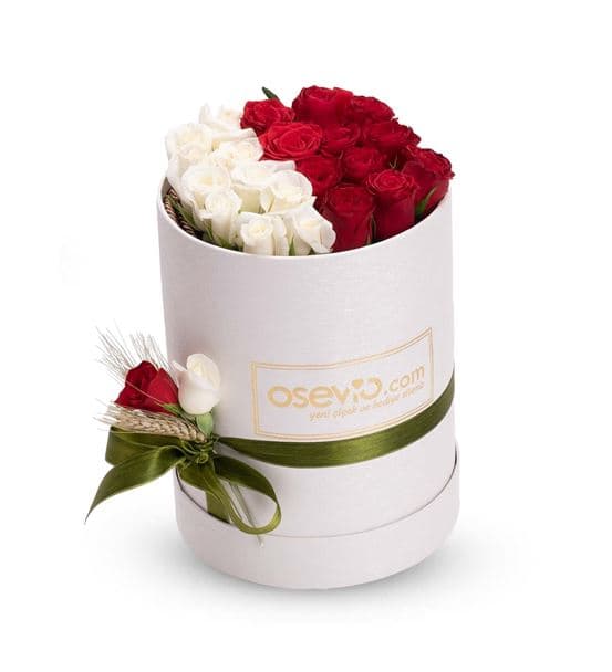 Lorenzo Kutuda 11 Kırmızı 12 Beyaz Gül Aranjmanı